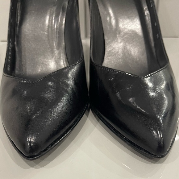 Stuart Weitzman Women’s Black Leather Eva 100 pointed toe pump in 38 - Picture 2 of 5